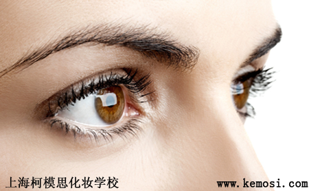 化妝學校為你講述畫眼妝的正確手法，上?；瘖y學校