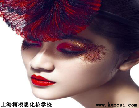 雙眼皮女孩怎么化眼妝更好看？化妝培訓(xùn)學(xué)校