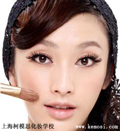 哪家彩妝培訓(xùn)學(xué)校好？