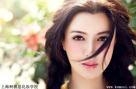 與我一起來談學化妝的前途怎么樣？上?；瘖y學校