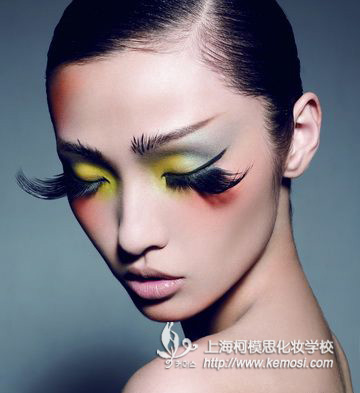 假睫毛怎么貼效果最好呢_上海柯模思化妝學校