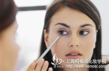 我要學化妝，深圳學化妝要多少錢呢？學化妝哪里好？