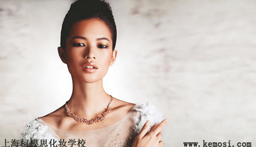 皮膚黑的人應該怎么化妝更好看？美麗依然可以hold住，上海柯模思化妝學校