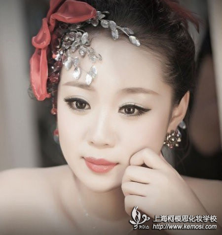 新娘妝培訓(xùn)去哪里比較好？新娘妝課程有哪些？之每個(gè)女孩都在幻想著成為美麗的新娘那一天的到來(lái)，而若想成為這份美麗的締造者，你需要新娘彩妝培訓(xùn)