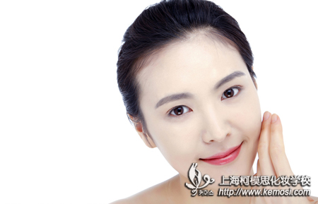 高中畢業(yè)女孩學(xué)什么好？學(xué)化妝好還是學(xué)美容好？之學(xué)化妝與學(xué)美容到底哪個(gè)好呢？