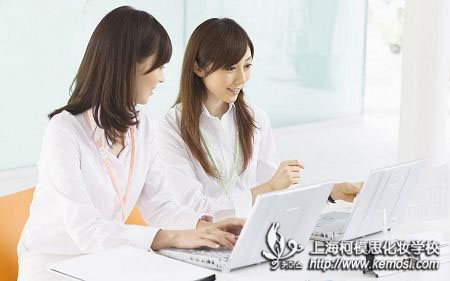 上海哪有學化妝？學化妝好找工作嗎？之在網上搜到那么多的化妝學校，你在為選擇而左右為難嗎？