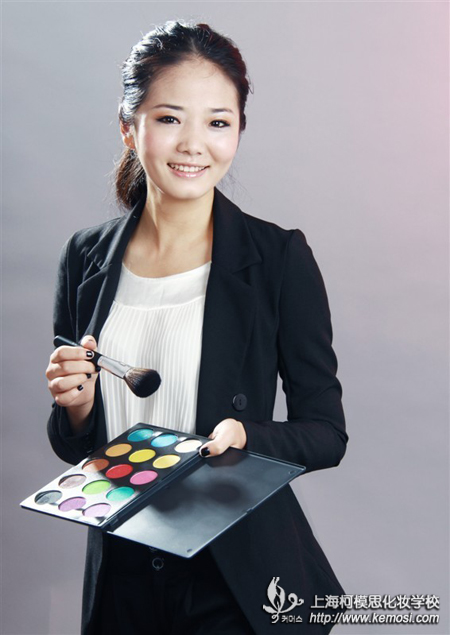 報(bào)考高級(jí)化妝師資格證需要什么條件？考些什么？之高級(jí)化妝師證是化妝師化妝實(shí)力強(qiáng)弱的體現(xiàn)，那么報(bào)考需要什么條件呢？