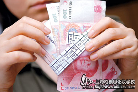 學什么技能有前途？女生學美甲化妝怎么樣？之女生學美甲有前途嗎？還是有前途的，也有很多好處，可以為自己的指甲美容呢
