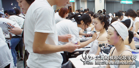 哪里可以免費學化妝？免費的午餐可信嗎？之想成為化妝師的你，不妨來柯模思化妝學校免費學化妝呢，有政府為你補貼呢