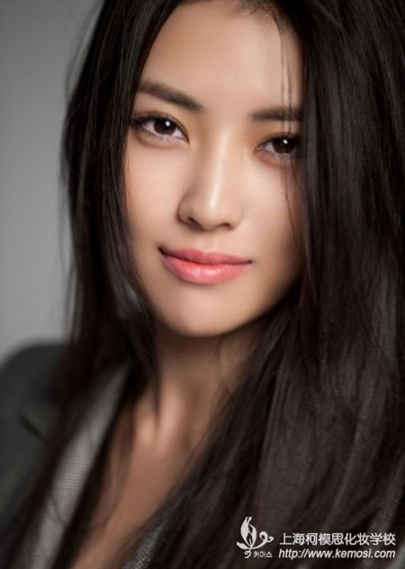應聘化妝師化什么妝容合適？在妝容里蘊藏何種心機？之化妝師在求職妝容背后要蘊藏何種心機呢？心機自然是藏在妝面與穿著上了