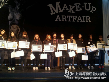 熱烈祝賀徐倩同學奪得2013首爾國際彩妝大賽金獎之大賽金獎獲得者徐倩（右五）在2013韓國大賽頒獎現場