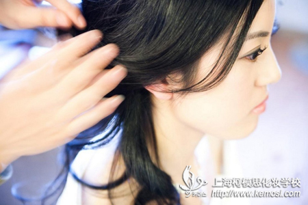 化妝師如何找工作？難不難？之作為締造美的藝術家，化妝師找工作難不難？