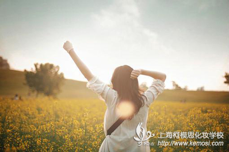 學化妝前景怎么樣？做化妝師呢？之化妝行業的前景如此美好，我們一起加油吧，一起去實現化妝夢吧