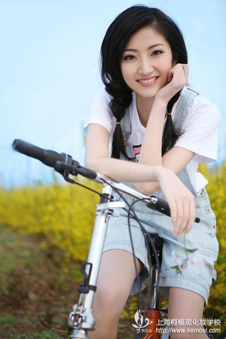女生學化妝有前途嗎？做化妝師好嗎？之化妝行業發展前途很好，女生很適合不如這一美麗的行業