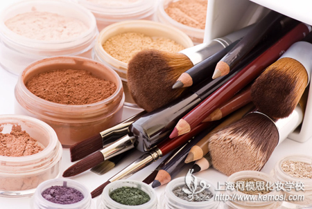 初學化妝需要什么東西？該如何學化妝？之初學化妝需要y一些化妝工具外，更重要的是去化妝學校接受培訓