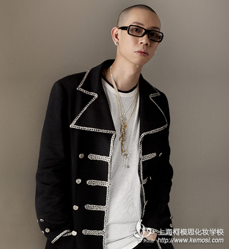 沒有高學歷的男生學什么有前途？學化妝好不好？之男生沒有高學歷，選擇去學化妝很不錯，你也有可能成為下一個ZING
