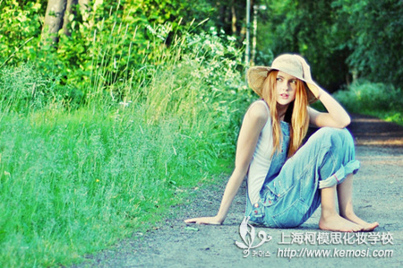 無錫學(xué)化妝去哪比較好？怎么樣選擇好的化妝學(xué)校？之學(xué)化妝肯定要去好的化妝學(xué)校，而上海的化妝學(xué)校就很不錯
