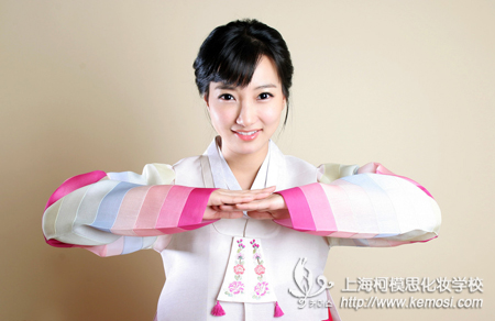 學(xué)化妝有什么好處？去哪里學(xué)好？之學(xué)化妝很好，選擇去專業(yè)的化妝學(xué)校學(xué)習(xí)會更加好