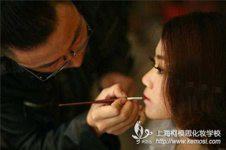 男生可以做什么行業？做化妝師好嗎？之男生自身所具備的獨特優勢，很適合化妝行業