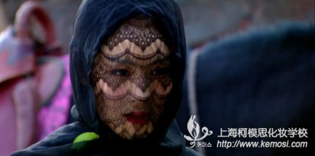 學(xué)影視妝可做什么工作？有前途嗎？之最近比較火熱的電視劇當(dāng)屬于媽的《天龍八部》，演員們的造型被網(wǎng)友們各種吐槽，相信未來的你能在影視中、廣告中等多渠道里創(chuàng)造出更具魅力的造型