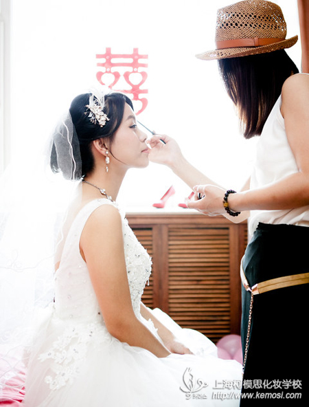 如何成為新娘化妝師？該怎么做？之想成為新娘化妝師，何不去化妝學校培訓下呢