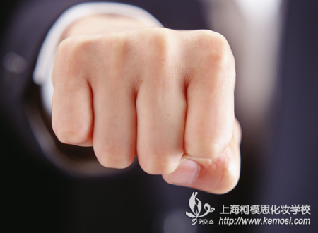 剛從化妝學(xué)校畢業(yè)，化妝師如何應(yīng)對(duì)職場(chǎng)競(jìng)爭(zhēng)？之化妝師想要應(yīng)對(duì)激烈的競(jìng)爭(zhēng)，就得提升自己的能力