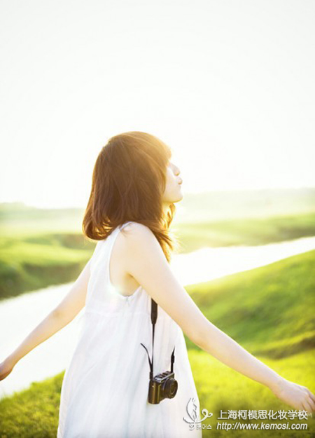 女生適合學化妝嗎？前途怎么樣？之女生獨具優勢，很適合去學化妝，很適合去從事創造美的行業