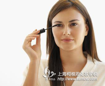 女孩子學(xué)美容好不好？美容和化妝哪個(gè)更好呢？
