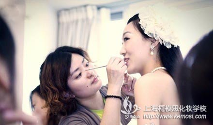 柯模思學員為模特化妝