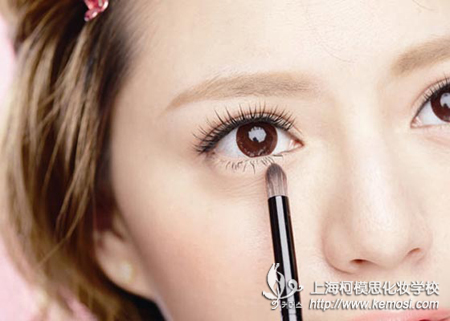 參加婚禮化什么妝合適？柯模思來為你支招之打造圓潤的淚袋