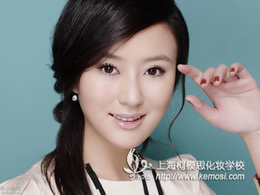 女孩子學(xué)什么專業(yè)好？學(xué)化妝好不好?（一）
