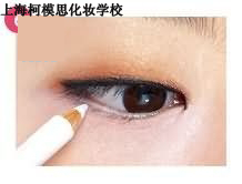 單眼皮女孩化眼妝，其實就是那么簡單，上海柯模思化妝學(xué)校