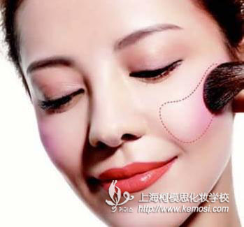 夏季如何畫腮紅_上海柯模思化妝學(xué)校