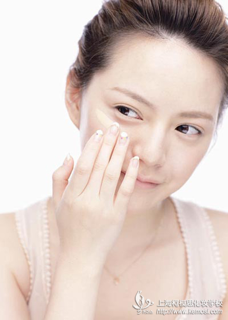 參加婚禮化什么妝合適？柯模思來為你支招之妝前涂抹精華液