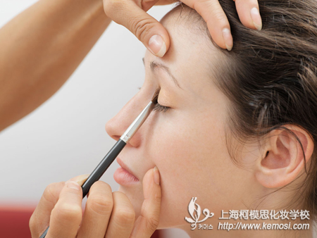 報考化妝師資格證需要什么條件？有何用處？之想為自己建立更多的優勢，選擇去報考化妝師資格證吧