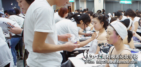 在上海哪里可以學(xué)化妝？哪里才能真正地學(xué)到化妝技術(shù)？之想從事化妝行業(yè)，想成為化妝師的你，去化妝學(xué)校學(xué)化妝是你的首選