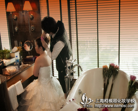 新娘妝培訓(xùn)去哪里比較好？新娘妝課程有哪些？之想成為一名專業(yè)的新娘化妝師，需要專業(yè)的新娘妝培訓(xùn)