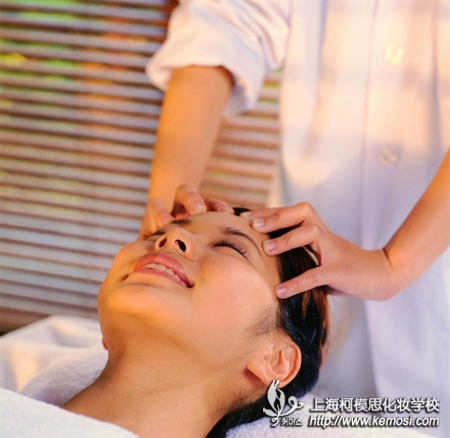 高中畢業(yè)女孩學(xué)什么好？學(xué)化妝好還是學(xué)美容好？之學(xué)美容有學(xué)美容的好處，是一個(gè)循序漸進(jìn)式變美的過(guò)程