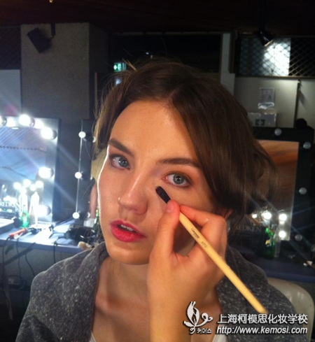 學化妝好還是學美甲好？哪個前途好點？之化妝有化妝的美，學化妝有學就化妝的好處，有其美好的前途，何不都學呢？