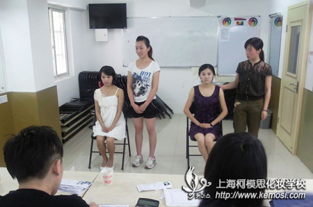報(bào)考高級(jí)化妝師資格證需要什么條件？考些什么？之高級(jí)化妝師資格證考試考些什么內(nèi)容呢？
