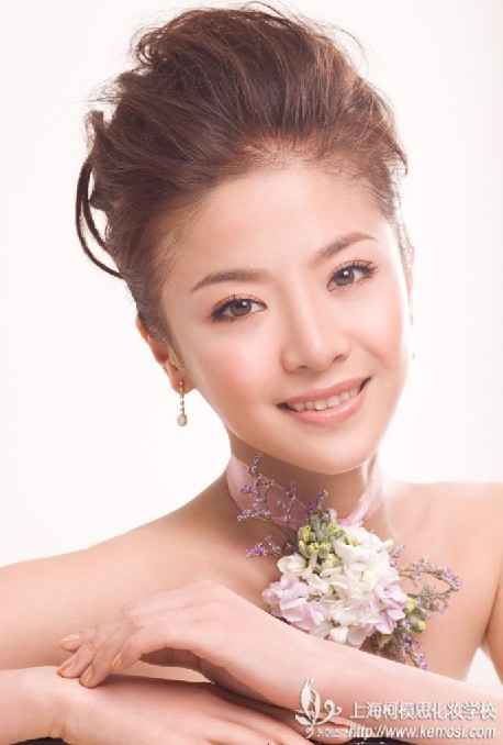 化妝師待遇上?？履Ｋ蓟瘖y學校新娘妝