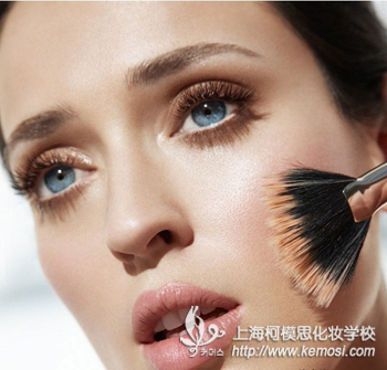 約會時如何打扮自己？柯模思教你打造最吸引異性的約會妝（女生篇）