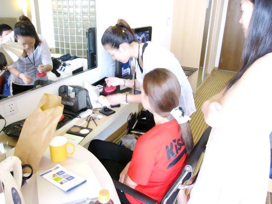     2010年8月12日,柯模思化妝學校學員模卡拍攝化妝實習。