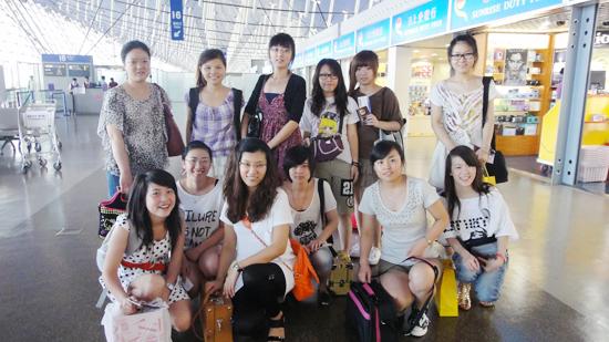  2010年8月26日早7:00, 一群可愛的女孩匆匆趕往浦東國際機場, 她們正是代表中國參加2010韓國大邱世界人體彩繪大賽的選手們, 過幾個小時她們就抵達韓國大邱, 在那里還有緊張的賽前培訓等待她們, 讓我們一起為她們加油! 預祝她們獲得優異成績,載譽歸國!