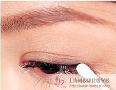 怎么讓眼睛變大？教你小眼睛的化妝秘訣,讓眼睛更深邃有神
