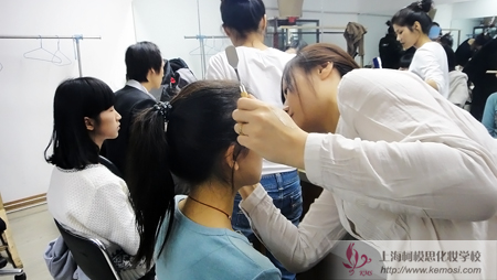 同濟(jì)大學(xué)主持人大賽 柯模思學(xué)生塑造選手靚麗風(fēng)采