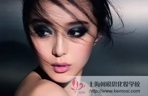 圣誕晚會怎么化妝介紹幾款時尚圣誕宴會妝容,打造惹火性感熟女