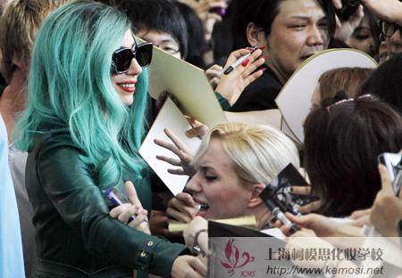 Lady Gaga全身綠裝訪日