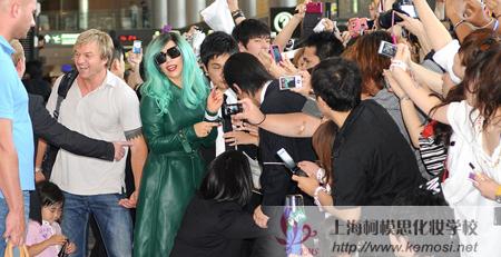 Lady Gaga全身綠裝訪日