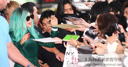 Lady Gaga全身綠裝訪日